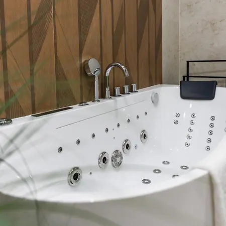 Granaria Premium With Jacuzzi And Patio - Old Town By Lion Appartamento
